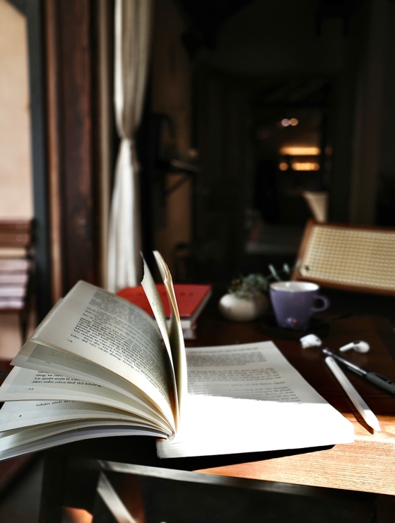 A book on a table

Description automatically generated