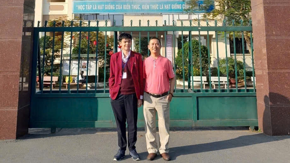 A couple of men standing in front of a green gate

AI-generated content may be incorrect.