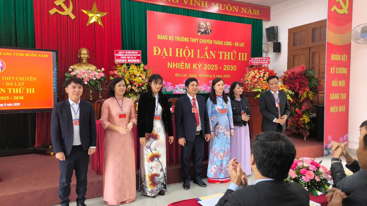 C:\Users\ADMIN\Desktop\HÌNH ĐẠI HỘI\z6717170734857_0644d7bb3d4934a06e4b184140ac6d75.jpg