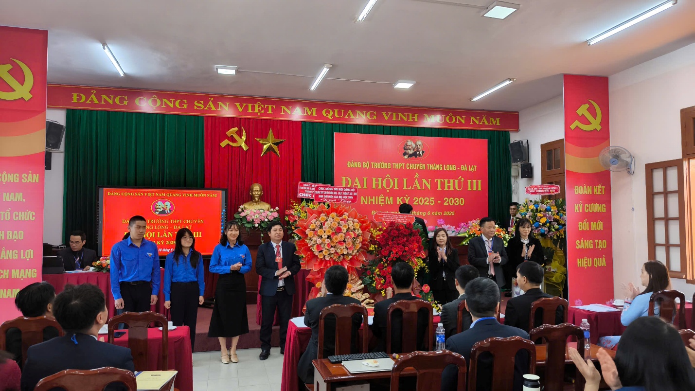 C:\Users\ADMIN\Desktop\HÌNH ĐẠI HỘI\z6717170891871_d269acaae5e441a476667ef0443decd0.jpg