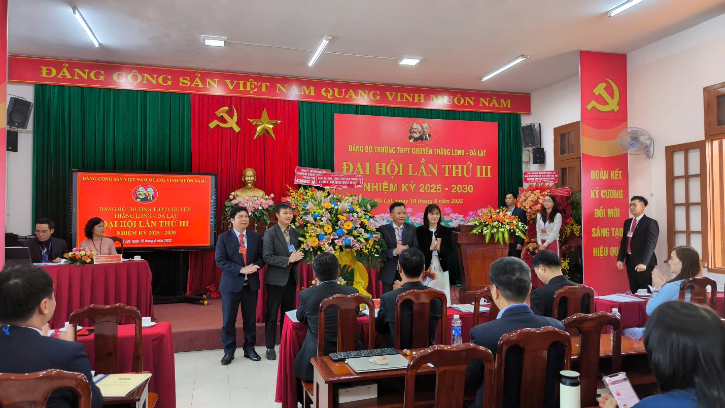 C:\Users\ADMIN\Desktop\HÌNH ĐẠI HỘI\z6717170910726_77e49c78032ad2940a319f32cc81041a.jpg