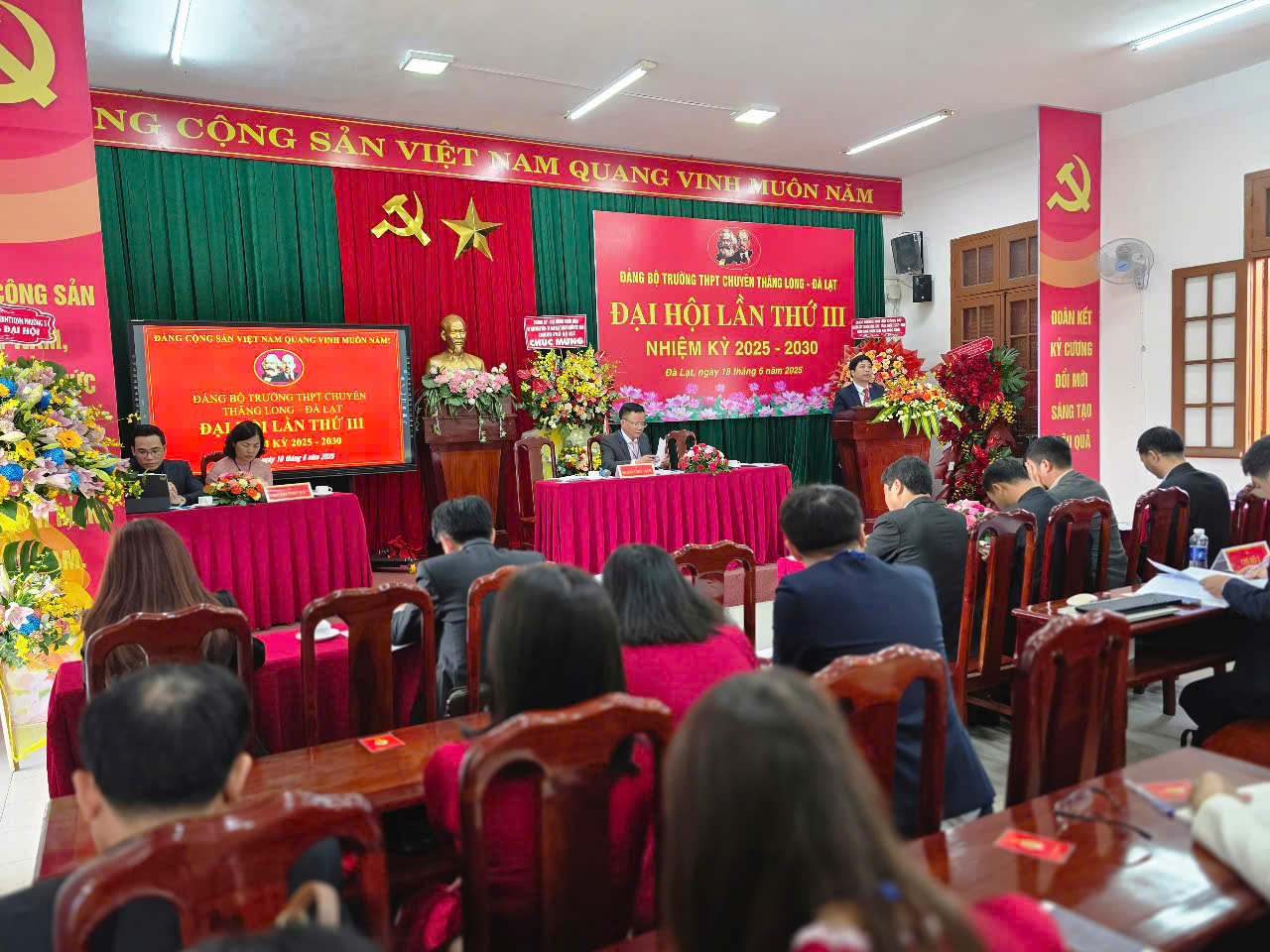 C:\Users\ADMIN\Desktop\HÌNH ĐẠI HỘI\z6724762526955_688190337b0dee4dc5cf2bc418b8b7a5.jpg