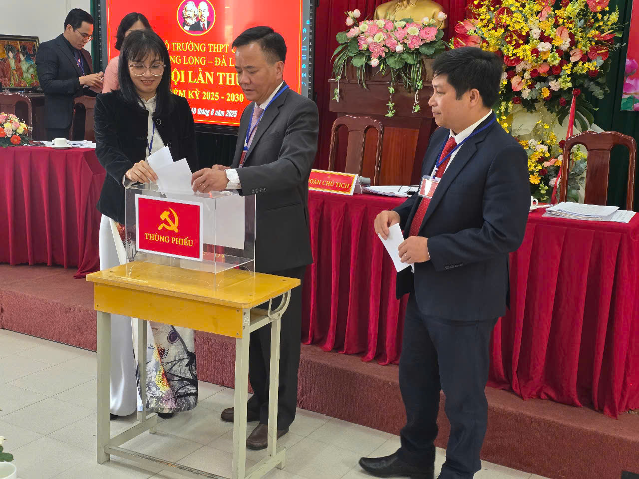 C:\Users\ADMIN\Desktop\HÌNH ĐẠI HỘI\z6724762548190_41284f21f42dc2145e105ea6d3e8cb3d.jpg