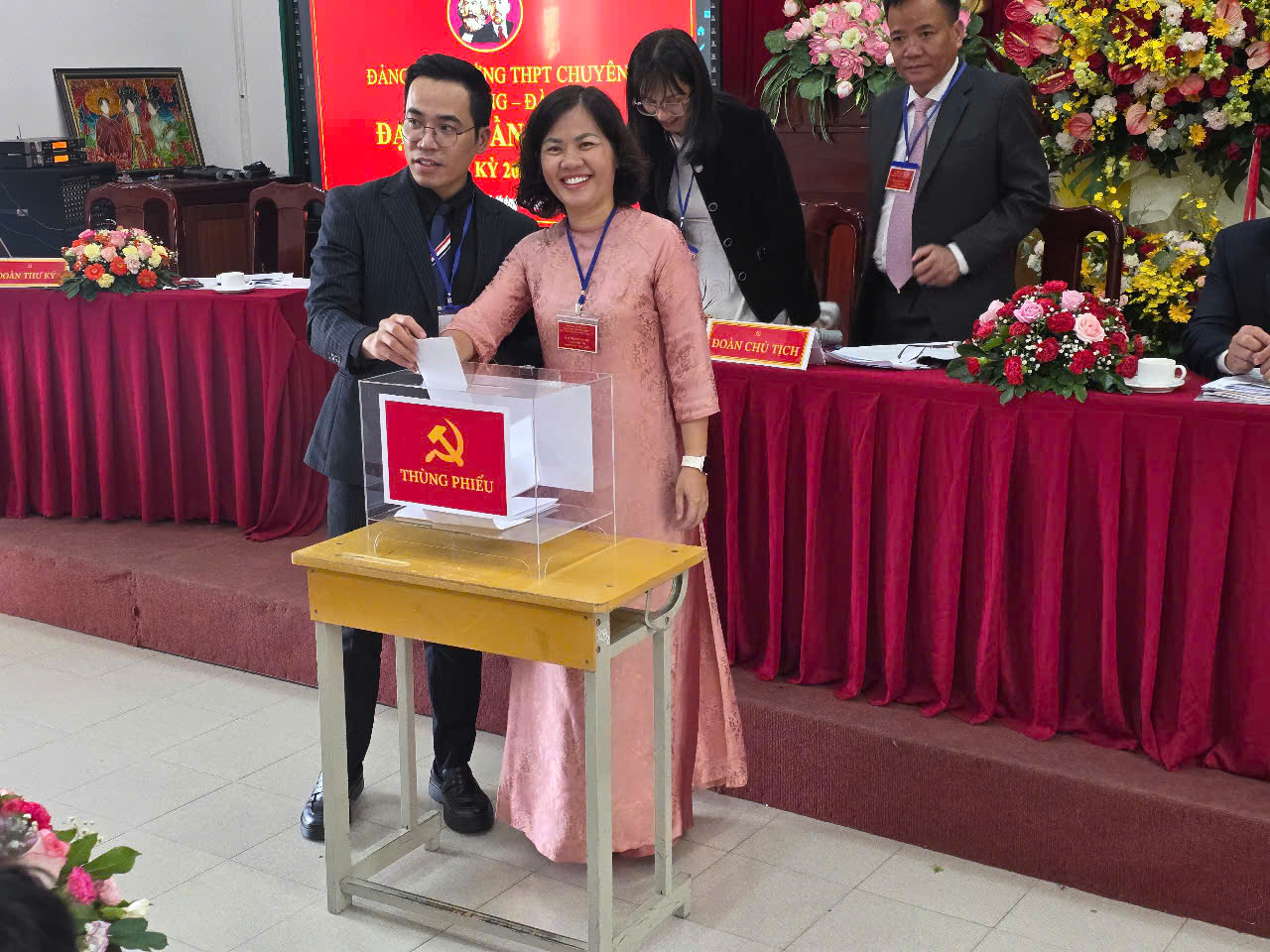 C:\Users\ADMIN\Desktop\HÌNH ĐẠI HỘI\z6724762551621_1c09a05e7c562a01fedde37861876c8f.jpg